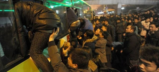 Πως είναι κατά την ώρα αιχμής το μετρό Βενεζουέλας και Πεκίνου (vid)