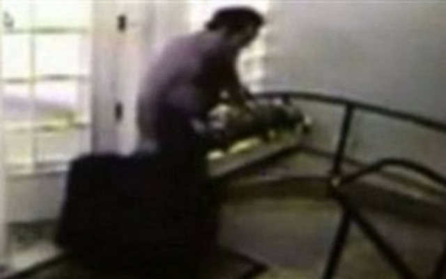 ΦΡΙΚΗ: Η στιγμή που μετέφερε σε μια βαλίτσα τη διαμελισμένη μητέρα του