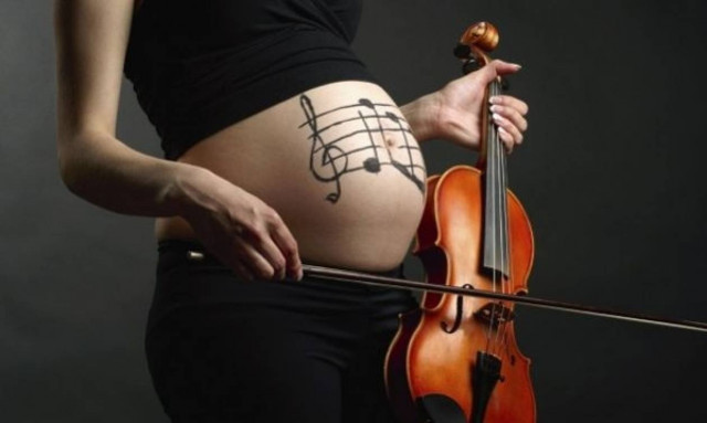 Έρευνα: Τα μωρά θυμούνται τα νανουρίσματα που άκουγαν ως έμβρυα