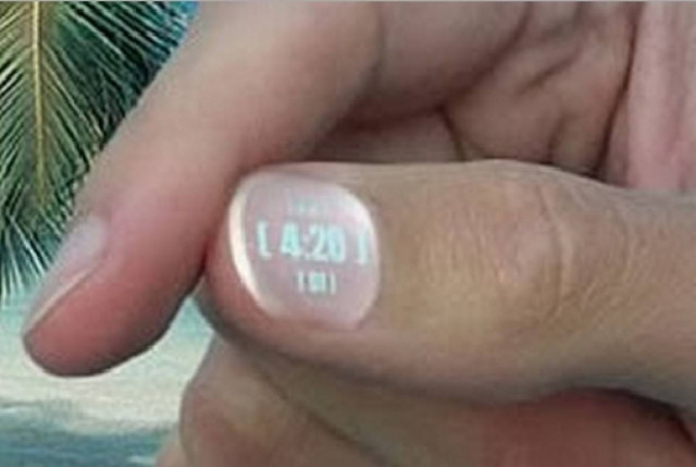 Δεν θα πιστεύετε τι είναι αυτό στο νύχι του