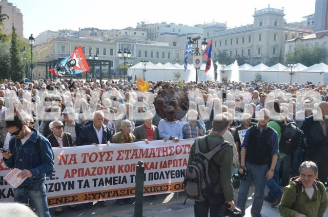 Δυναμική κινητοποίηση συνταξιούχων στο κέντρο της Αθήνας (pics+vid)
