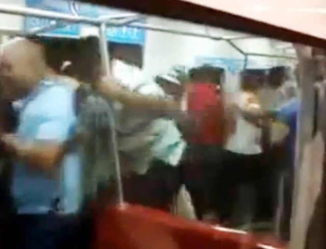 Δείτε μια πραγματική μάχη για μια θέση στο μετρό! (βίντεο)
