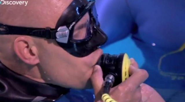 Με μια ανάσα, μένει 22 λεπτά κάτω από το νερό!