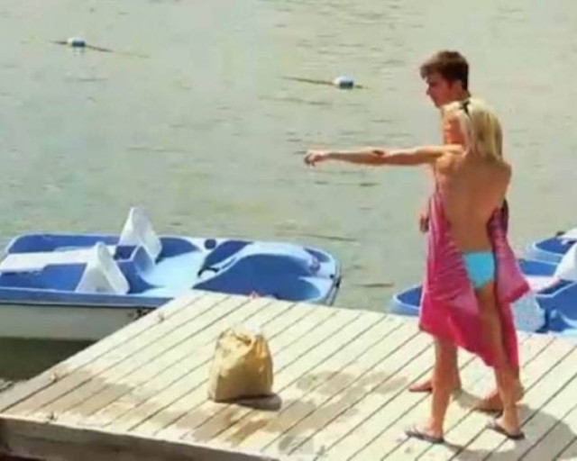 Απίθανη φάρσα: H topless ξανθιά και ο καρχαρίας