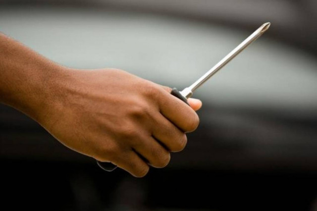 Μπήκε από το παράθυρο και τον λήστεψε με… κατσαβίδι