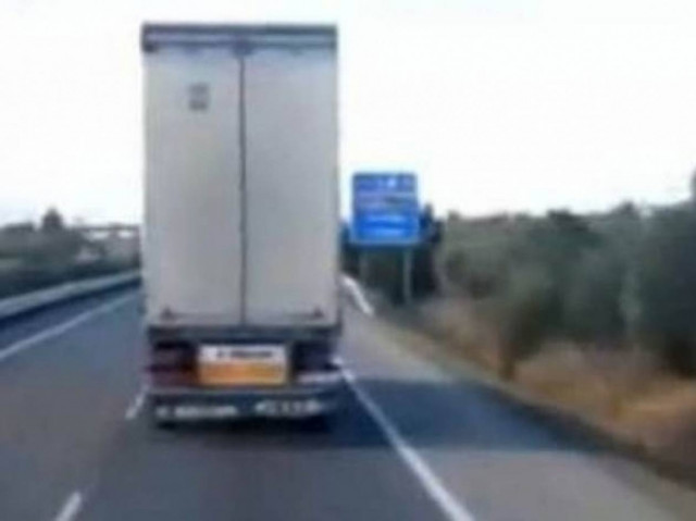 Απίστευτο βίντεο: Αέρας σηκώνει στις δύο ρόδες φορτηγό!