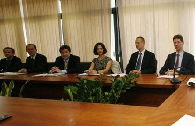 Η Τρόικα ξεσκονίζει ημικρατικούς, ΚΑ και κλειστά επαγγέλματα