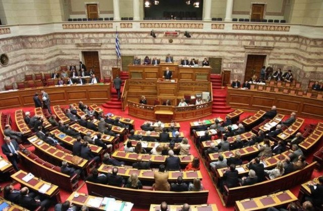 Μόνο με εισιτήρια στην οικονομική θέση τα ταξίδια των βουλευτών