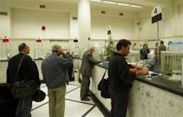 Σε πτωτική τροχιά τα επιτόκια καταθέσεων