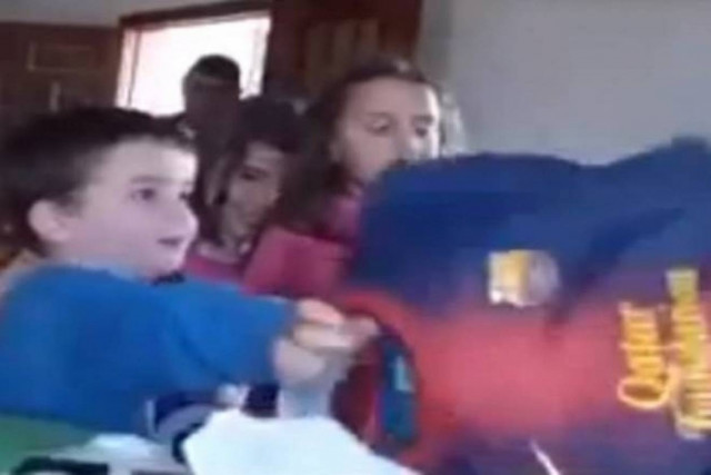 Πέταξε τη φανέλα της Μπαρτσελόνα! (video)