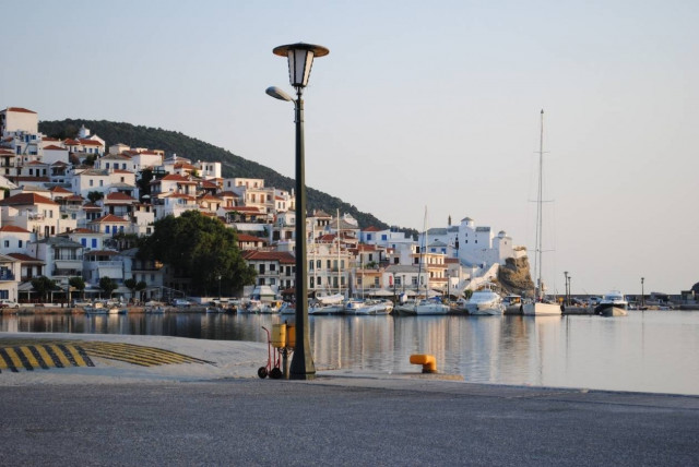 Μεταφορά σωτηρίας για 64χρονο από τη Σκόπελο