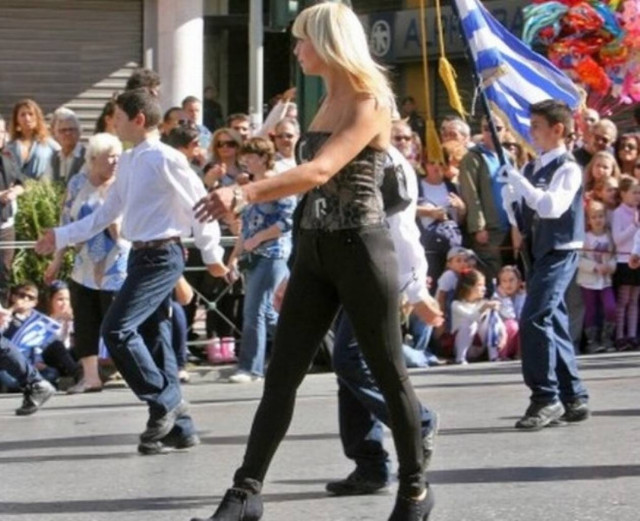 «Άριστη μάνα και εκπαιδευτικός» η καλλίγραμμη δασκάλα της παρέλασης