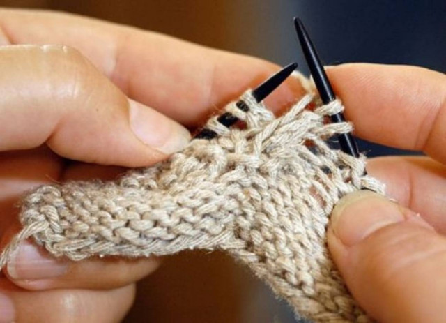 Μαραθώνιος...πλεξίματος στη δημόσια τηλεόραση!