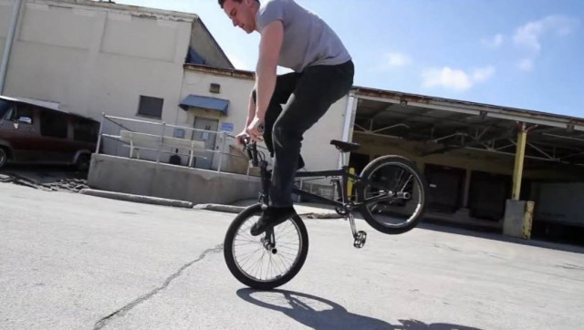 Βίντεο: Απίθανα κόλπα με ποδήλατο