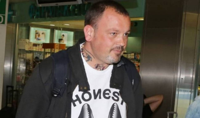 Απίστευτο! Μπήκε με το αμάξι στο σπίτι της κοπέλας του!