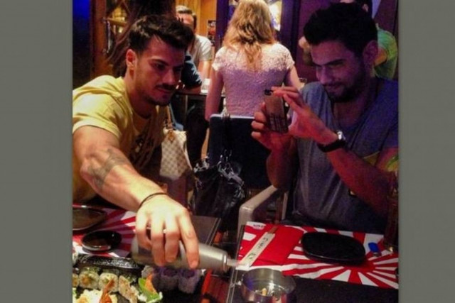 Δημήτρης Ουγγαρέζος- Άκης Πετρετζίκης: Νυχτερινή έξοδος για φαγητό