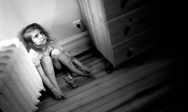 Γονείς έβαζαν στο παιδί τους ηλεκτρικό κολάρο σκύλου για τιμωρία