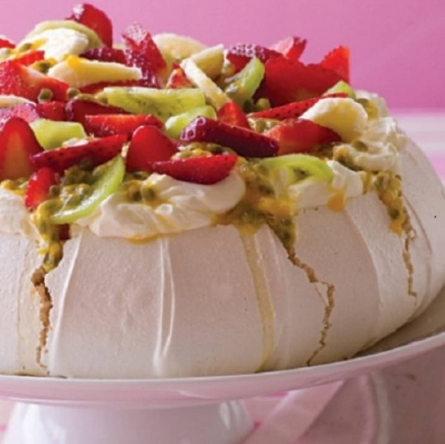 Πάβλοβα με κρέμα και φρούτα εποχής