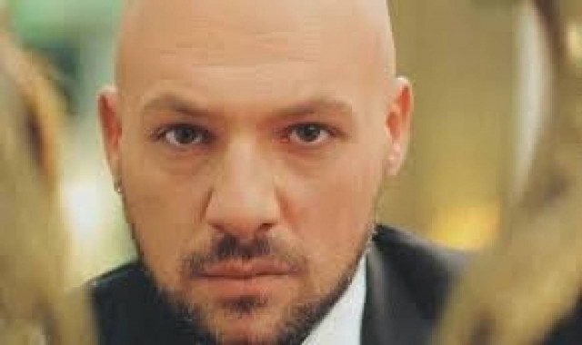 ΠΑΡΑΣΚΗΝΙΟ: Μαστίγιο και καρότο στον Νίκο Μουτσινά