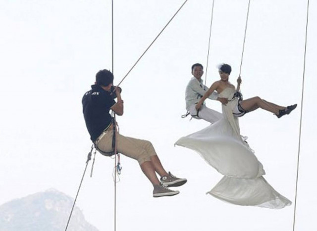 Παντρεύτηκαν στην άκρη του γκρεμού! ( pics)