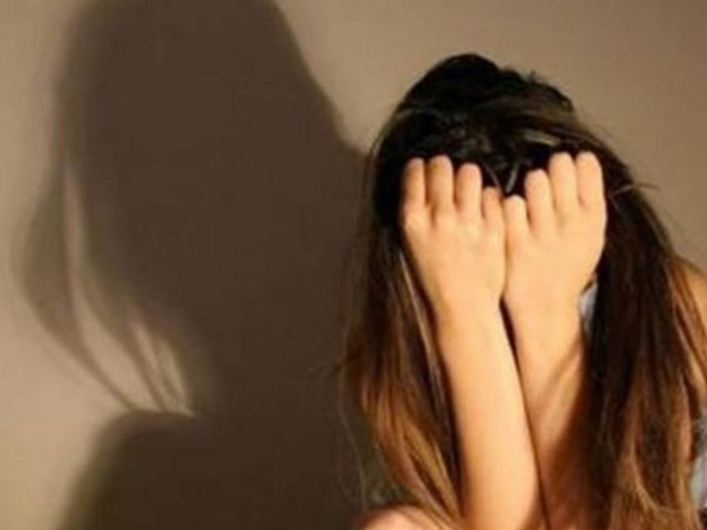 Aπίστευτο: Μητέρα-κτήνος έκανε «δώρο» την κόρη της στον εραστή της