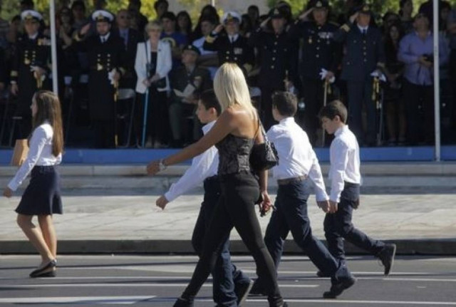 Εγκύκλιος για την «καυτή» καθηγήτρια – Δείτε την να φοράει φόρμες