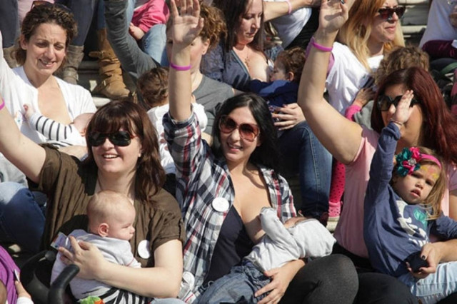 Μητέρες θήλασαν ταυτόχρονα σε δημόσιο χώρο (pics)