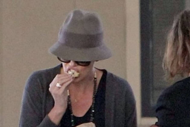 Ποια star απαθανατίστηκε να καταβροχθίζει γλύκισμα από τα Starbucks;