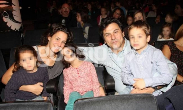 Κώστας Αποστολίδης- Άννα Αγγελοπούλου: Με τα παιδιά τους στο θέατρο