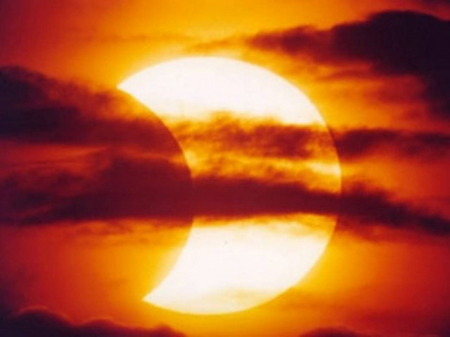 Σε εξέλιξη η έκλειψη ηλίου