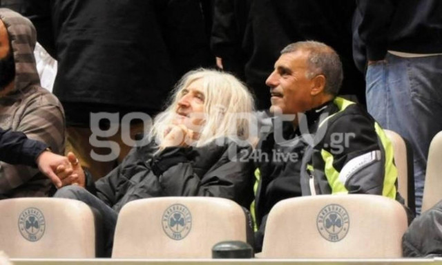 Νίκος Καρβέλας: Στο γήπεδο με φίλους του