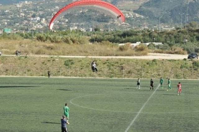 Βίντεο: Πρόεδρος του Ολυμπιακού πέφτει στο γήπεδο με αλεξίπτωτο