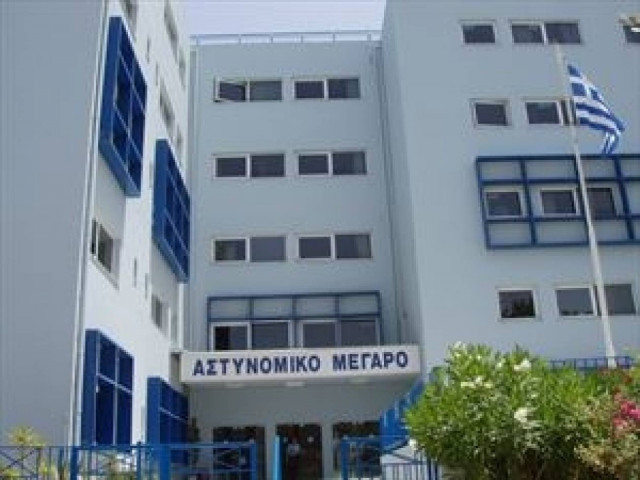 Εξαγριωμένος πατέρας επιτέθηκε στο... Αστυνομικό Μέγαρο Χανίων