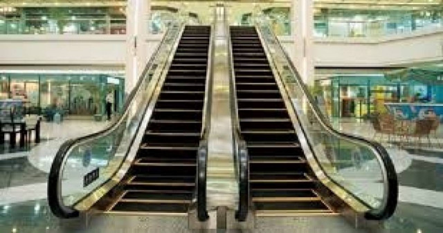 Έπαθαν ΣΟΚ όταν βρήκαν κάτω από κυλιόμενη σκάλα στο αεροδρόμιο έναν...