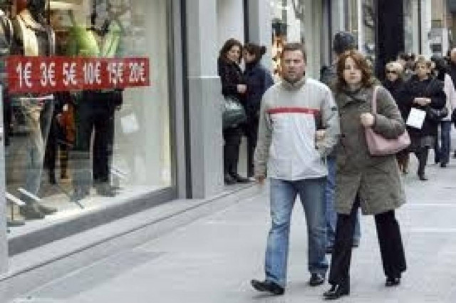 Το άνοιγμα τις Κυριακές πλήττει τα νεαρά ζευγάρια