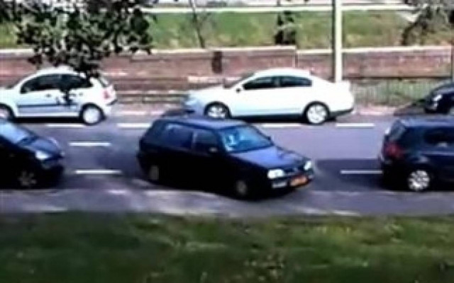 H ξανθιά και το παρκάρισμα