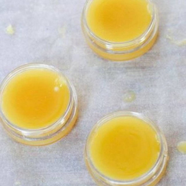 Φτιάξε μόνη σου τέλειο lip balm με μέλι και βανίλια