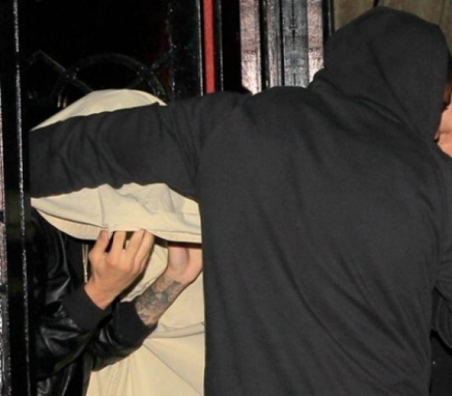 Τραγουδιστής συνελήφθη από φωτογράφους να βγαίνει από οίκο ανοχής