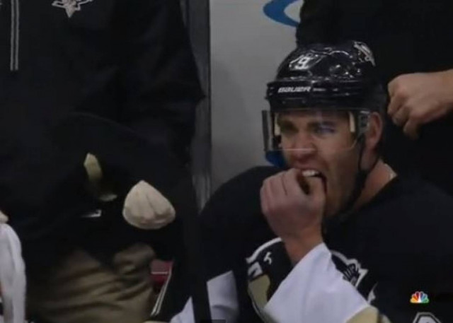 Δείτε παίκτη του χόκεϊ να βγάζει μόνος του τα δόντια του (vid)