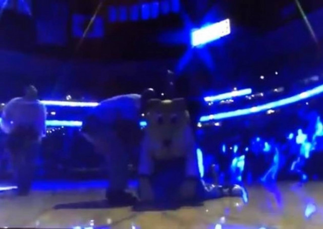 Μασκότ ομάδας του NBA παραλίγο να κρεμαστεί (vid)