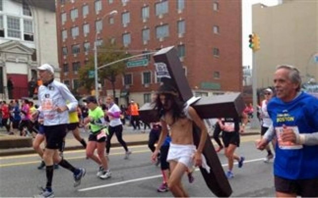 Απίστευτο: «Ιησούς» εθεάθη στον Μαραθώνιο της Νέας Υόρκης