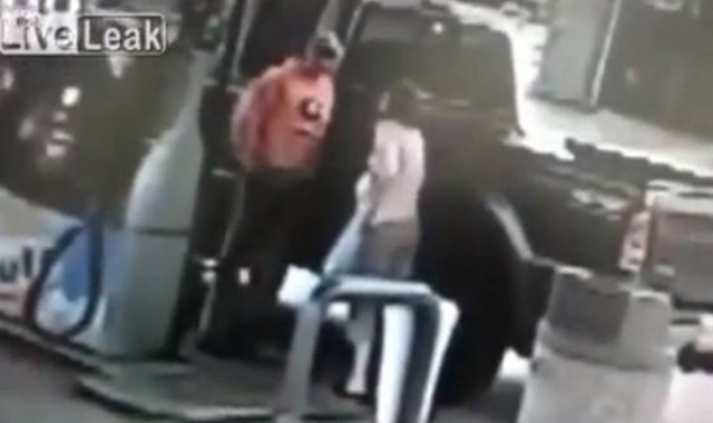 Παραλίγο να κάψει ζωντανή τη γυναίκα του όταν...(video)