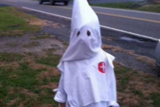 ΣΑΛΟΣ: Έντυσε τον 7χρονο γιο της με τη στολή της Κου Κλουξ Κλαν