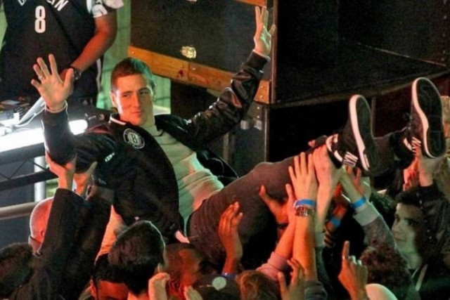 «Βούτηξε» στους θαυμαστές του ο Τόρες! (photos)