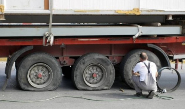 Κρήτη: Nταλίκα σφήνωσε κάτω από τη γέφυρα!