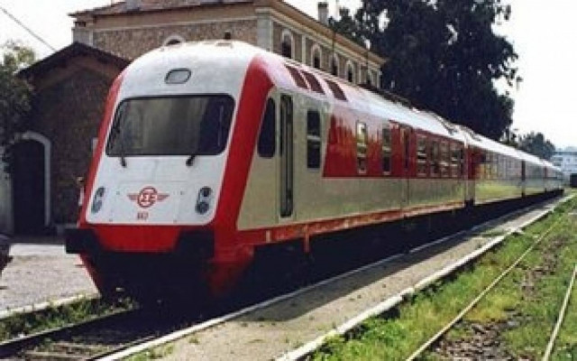 Ακινητοποιημένα τρένα και Προαστιακός