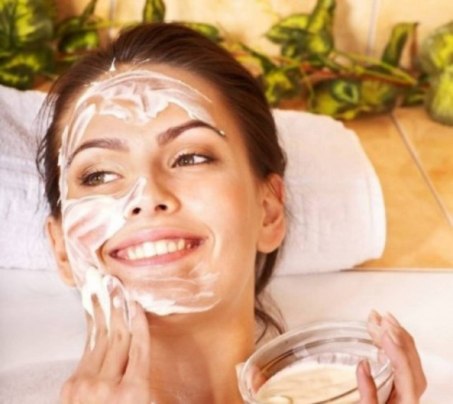 Απολέπιση προσώπου με μέλι, γιαούρτι και βρώμη