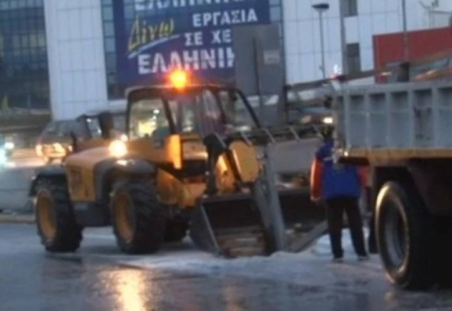 Κυκλοφοριακό χάος στην Εθνική Οδό: Δίπλωσε νταλίκα στον Κηφισό