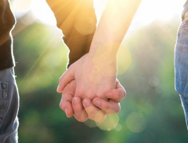 Είμαι ερωτευμένος με την κολλητή μου. Τι να κάνω;