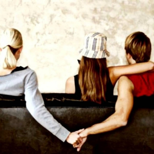 Μου αρέσει ένα παιδί αλλά είναι ακόμα κολλημένος με την πρώην του